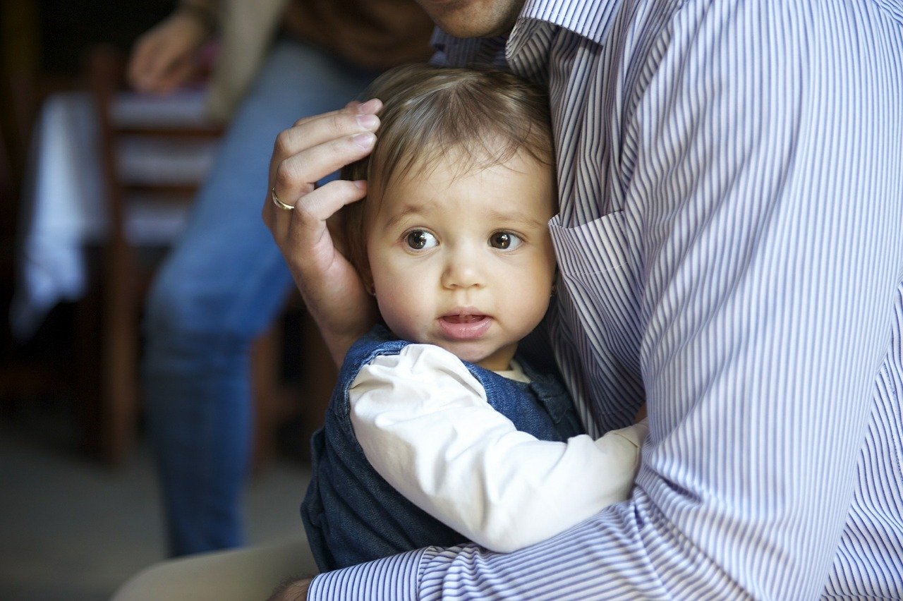 Per i bambini la dimensione fisica, l'abbraccio è essenziale 