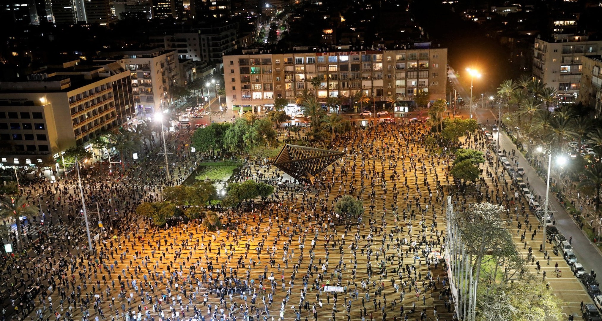 La piazza di Israele con i manifestanti che rispettano la distanza sociale