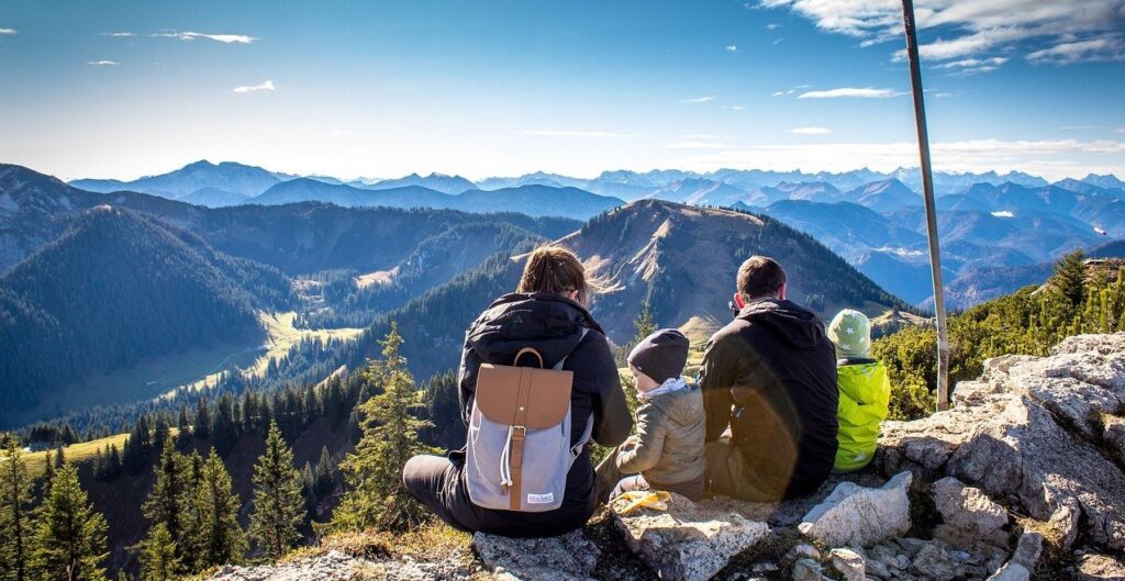 Una famiglia osserva un panorama di montagna