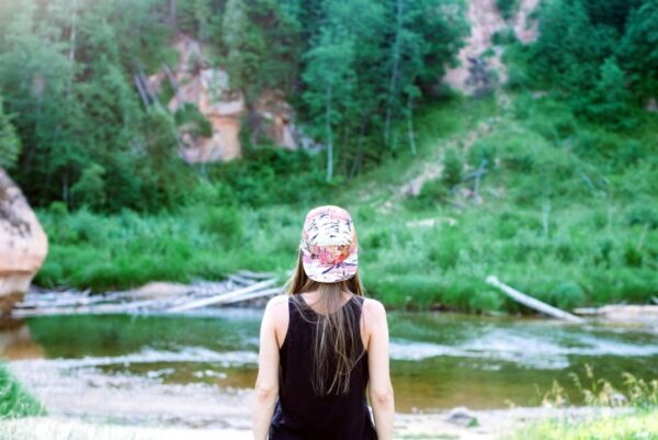 Ragazza adolescente di spalle nella natura