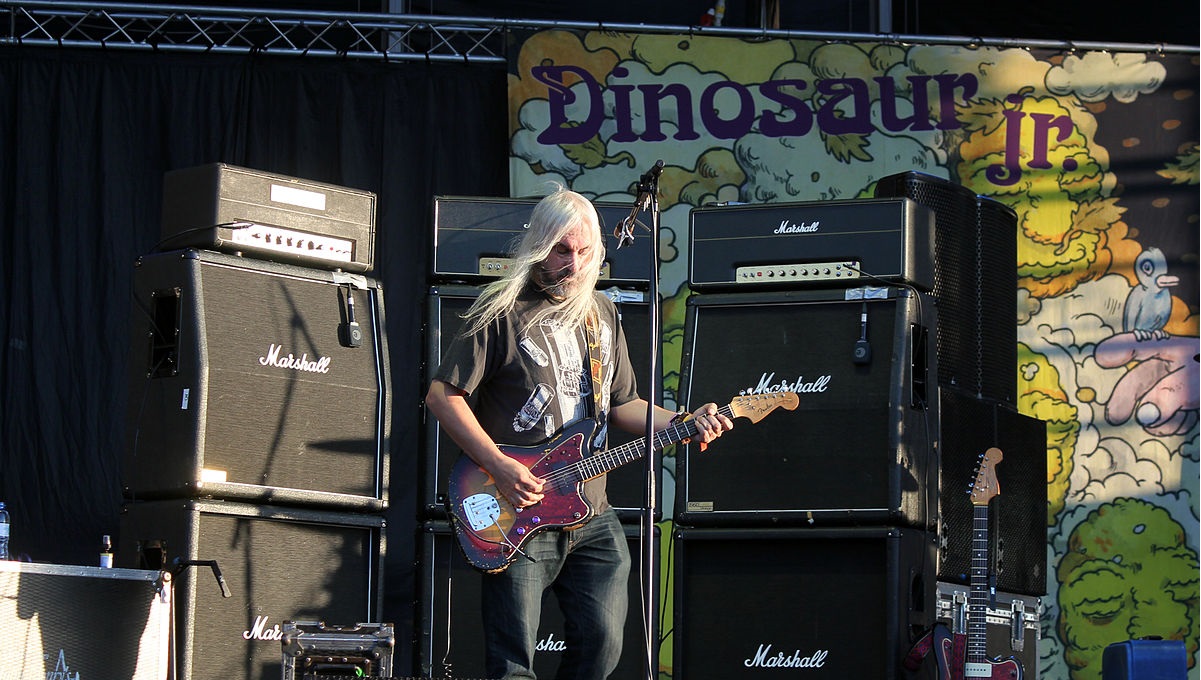 J Mascis è membro dei Dinosaur Jr e di diversi altri gruppi musicali come Upsidedown Cross e Witch 