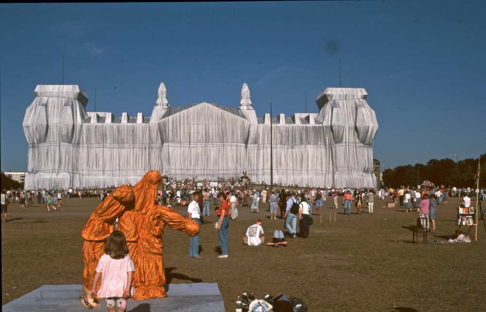 Il palazzo del Reichstag, impacchettato nel '95, l'opera più famosa di Christo e Jean Claude