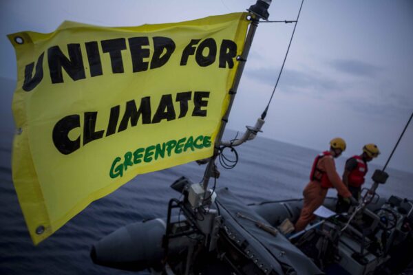 Un'immagine di una campagna Greenpeace in mare 