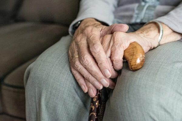 Le mani di una donna anziana 