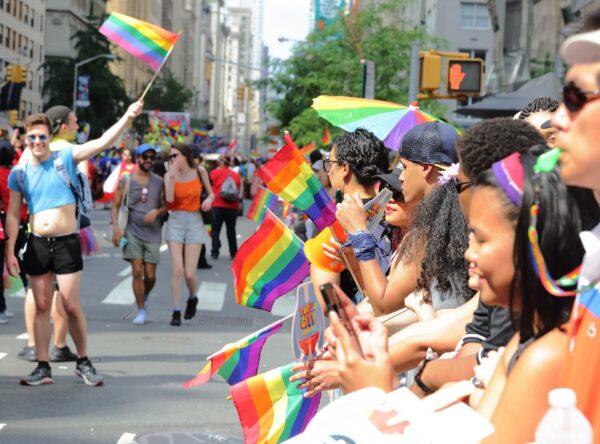 Dei giovanissimi ad una sfilata del Gay Pride 