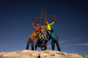 Il team di Va' Sentiero sulla cima del Monte Marguareis (2651 m), il più alto dei Monti Liguri