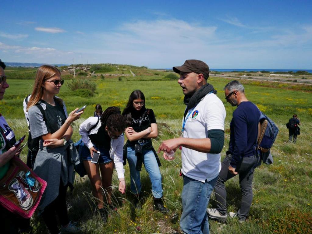 Un gruppo di escursionisti ascolta le spiegazioni di Antonio Riontino durante la City nature challenge nel 2019 a Ostun