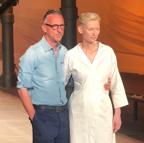 L'attrice inglese Tilda Swinton insieme al designer francese Olivier Saillard