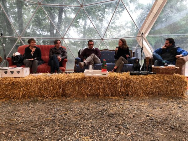 Un gruppo di persone sedute discute durante il Festival 