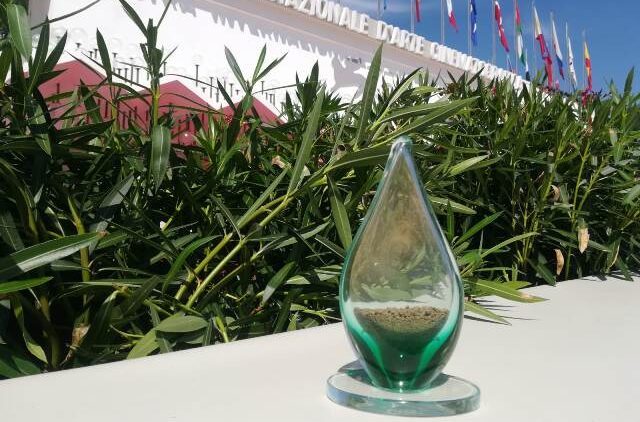 La "goccia" in vetro di Murano del Green Drop award contiene ogni anno la terra di un paese diverso