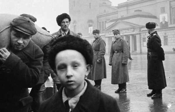 Mosca, 1957. Un bambino in primo piano, sullo sfondo delle guardie rosse, in uno scatto di Garrubba