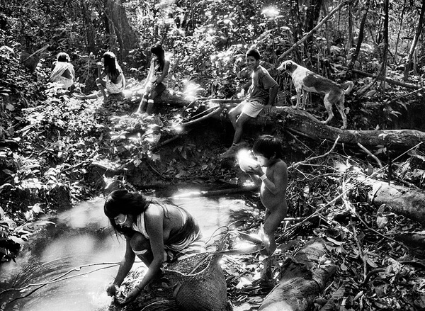 Indigeni Marubo. Stato di Amazonas, Brasile, 1998. © Sebastião Salgado/Contrasto