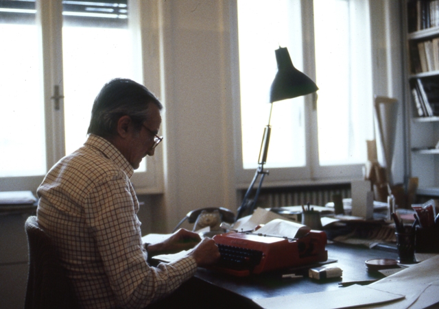 Antonio Cederna, in un'immagine degli anni Ottanta, alla sua Lettera 32 (Foto: Giovanna Borgese)