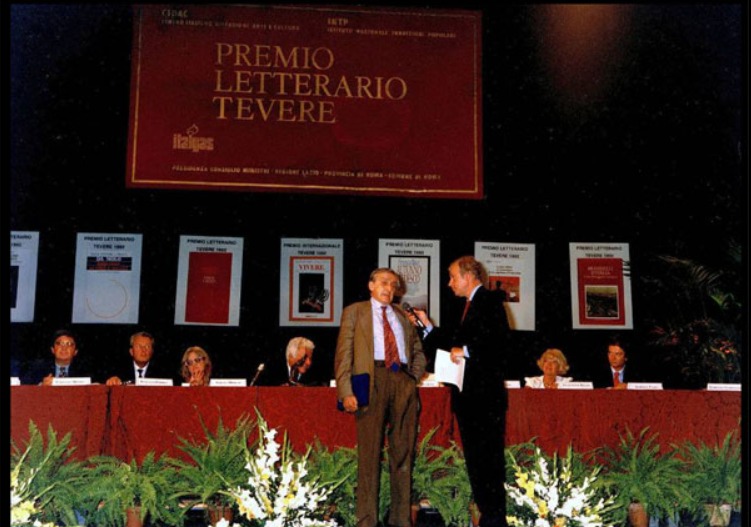 Antonio Cederna riceve il Premio Tevere, 1992 (Foto: Archivio Cederna)