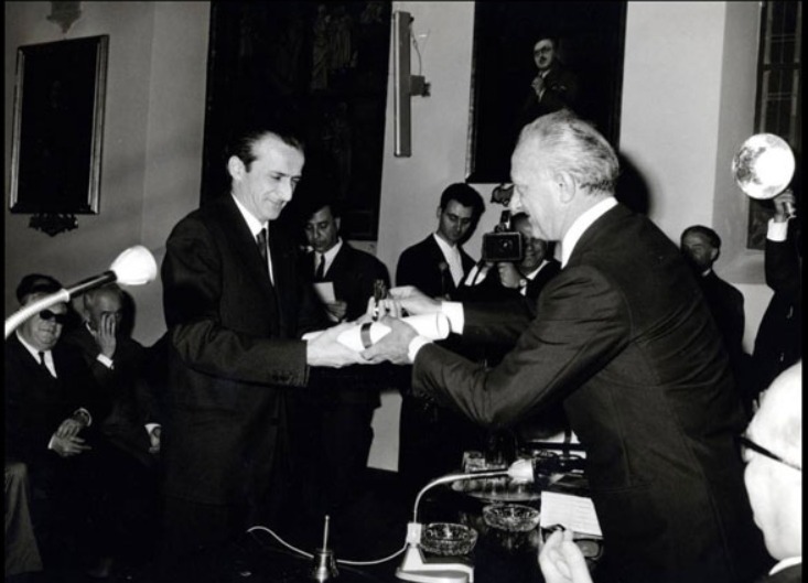 Antonio Cederna riceve il premio giornalistico Rustichello di Pisa, nel 1967 (Foto: Archivio Cederna)