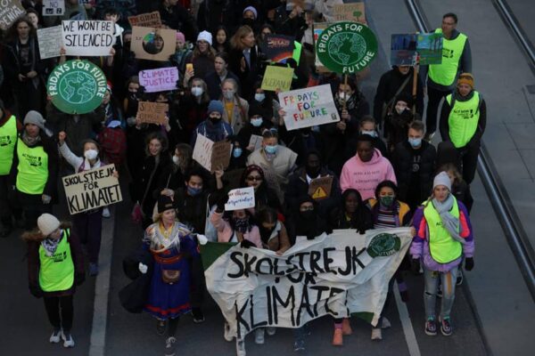 Un gruppo di giovani durante una manifestazione dei Fridays For Future