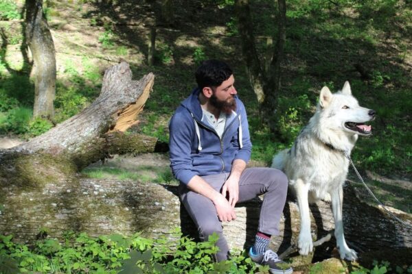 Il ricercatore Andrea Sommese con un cane 