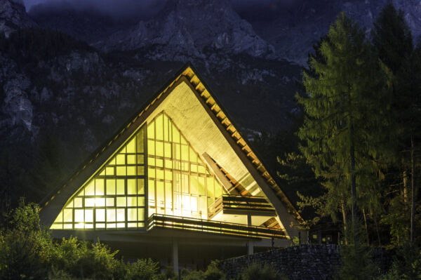 L'aula magna dell’ex Villaggio Eni a Borca di Cadore, vista dall'estarno, illuminata di notte 