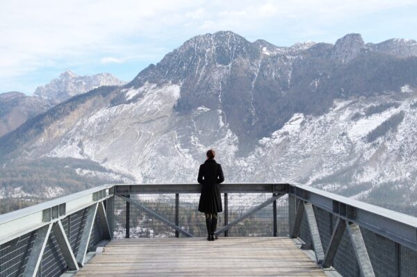 La terrazza del Nuovo Spazio Museale di Casso, di fronte al monte Toc