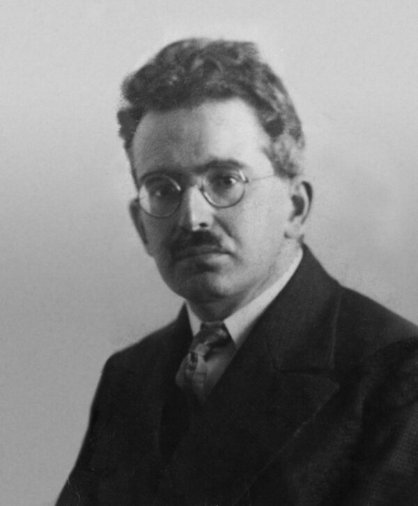 Walter Benjamin ritratto in bianco e nero nel 1928