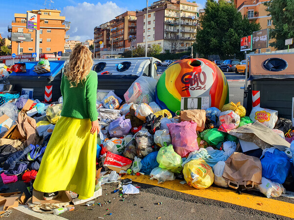 una campana del vetro dipinta dall'artista Francesca Mazzara sommersa dalla spazzatura