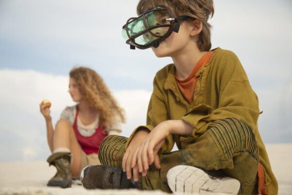 I due bambini protagonisti di La guerra di Cam in un'altra immagine del film