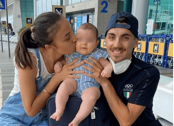 foto dell'atleta olimpico Massimo Stano con moglie e bimba