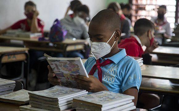 Un gruppo di bambini cubani in una classe