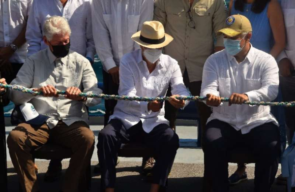 L'inaugurazione ufficiale dell'ampliamento della riserva marina delle Galapagos. Al centro, il Presidente ecuadoregno Lasso, insieme al presidente colombiano Duque e a Bill Clinton 