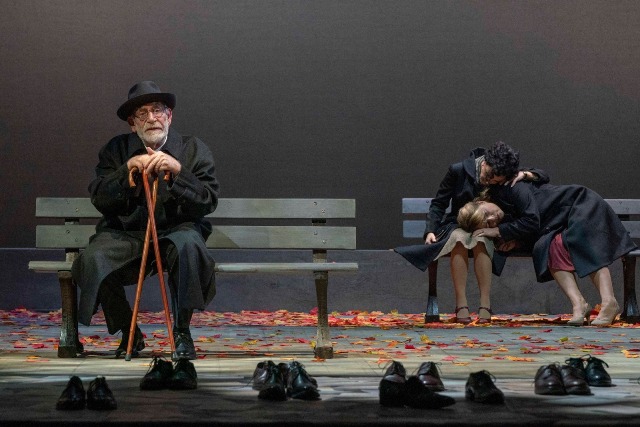 Roberto Carpientieri, nel ruolo di Joseph, durante la rappresentazione di "Piazza degli Eroi",