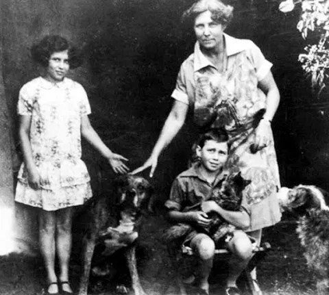 Doris Lessing insieme ai figli e agli amici quadrupedi, un cane e un gatto, in una foto d'epoca