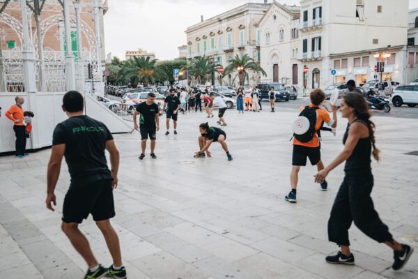 La performance "Intermission" di Fabrizio Saiu nelle strade di Bari