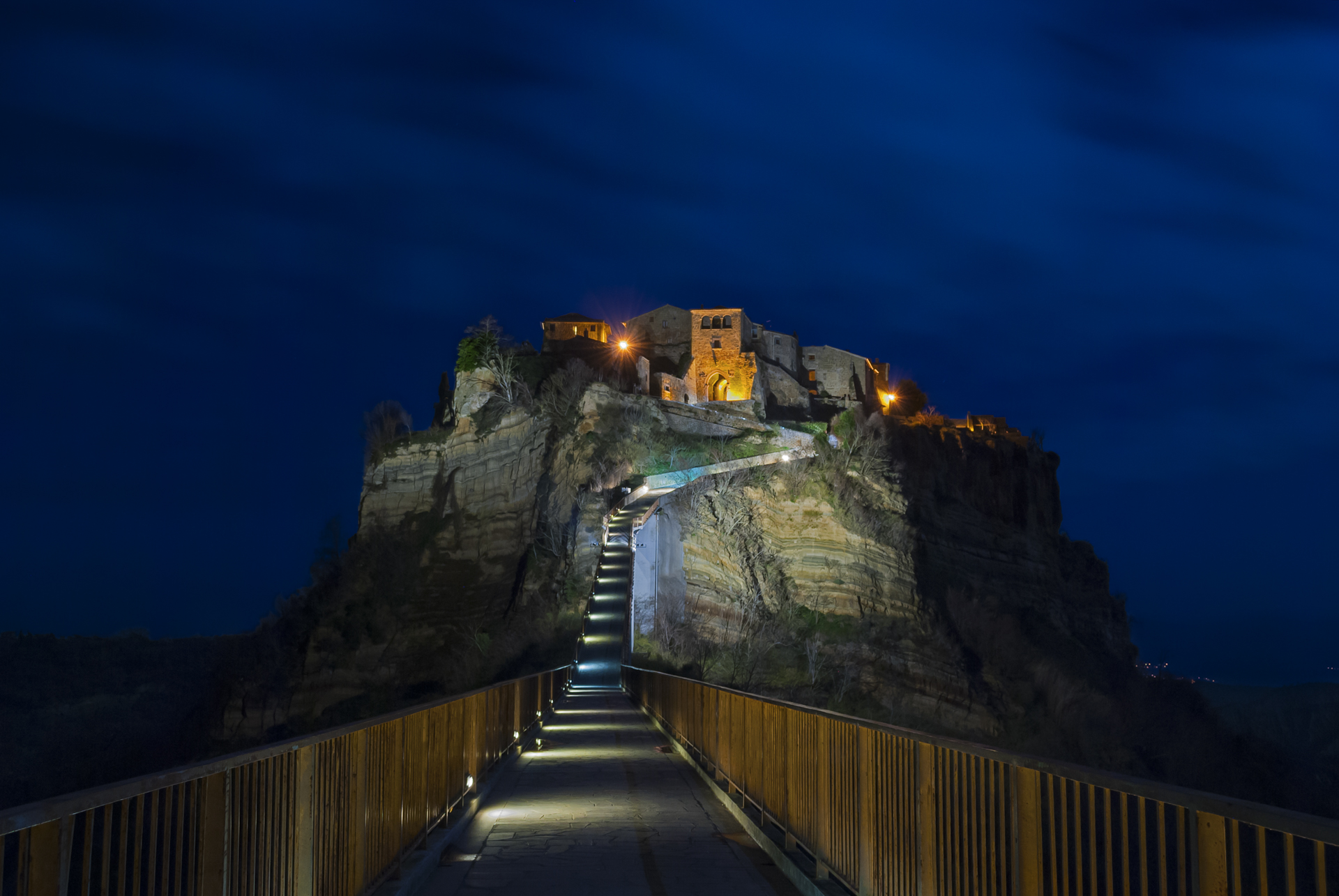 Civita di Bagnoregio di notte