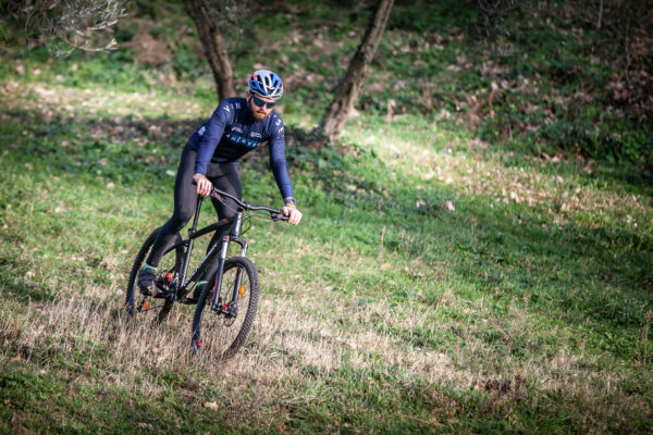 Un uomo in mountain bike in Tuscia 