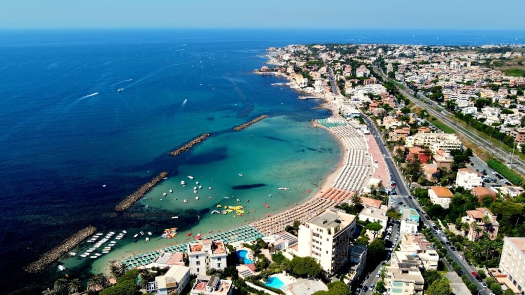 La spiaggia centrale a Santa Marinella (Roma), foto di Massimo De Luca, "Il cammino dei vulcani", gennaio/febbraio 2022 