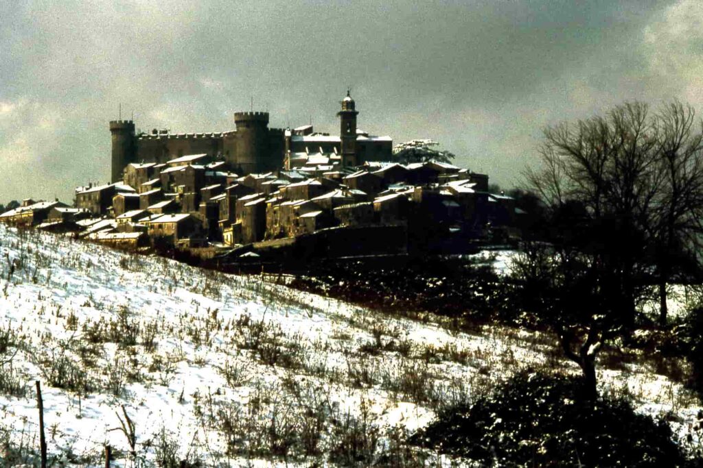 Nevicata del 1986 a Bracciano (Roma). Foto di Socrate Pontanari, Associazione fotocineamatori di Bracciano, "Il cammino dei vulcani", gennaio/febbraio 2022