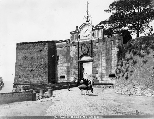 L'arco di Piazza antica, ad Anguillara, in provincia di Roma. Lo scatto è dell'agenzia Constrasto