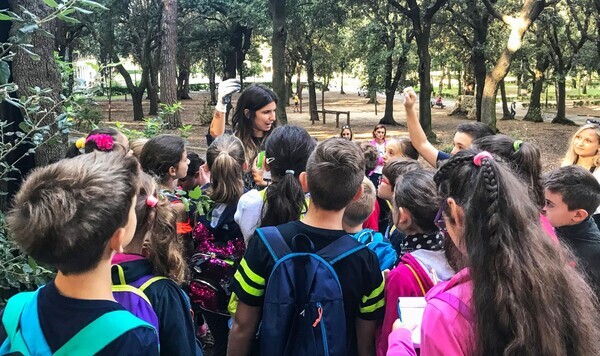 Educatrice con i bambini durante attività in natura del progetto Refresh