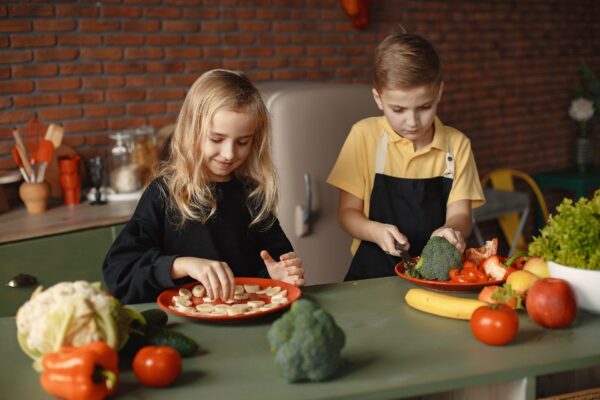 Due bambini cucinano 