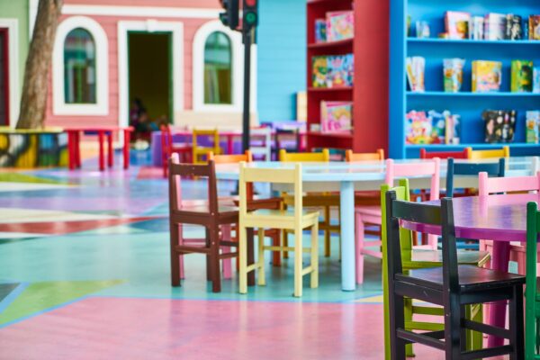 L'interno di una scuola d'infanzia con banchi colorati