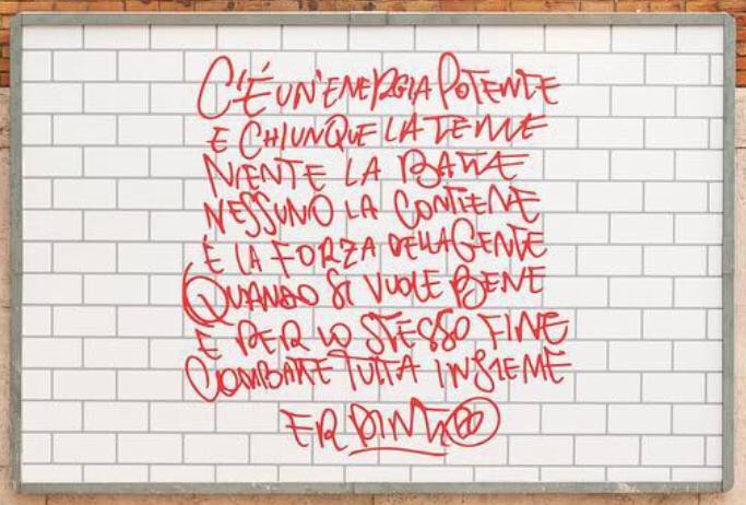 La poesia di Er Pinto alla stazione metro Cavour “C’è un’energia potente e chiunque la teme, niente la batte, nessuno la contiene, è la forza della gente quando si vuole bene che per lo stesso fine combatte tutta insieme.”