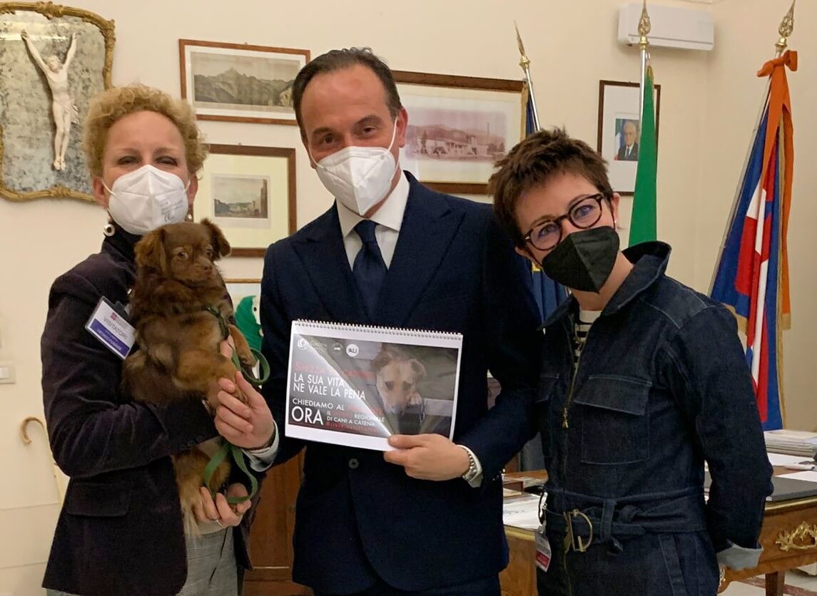 Sara Turetta, presidentessa di Save The Dogs, il Presidente della Regione Piemonte Alberto Cirio e l’avvocatessa Cristiana Cesarato, responsabile torinese di Animal Law Italia