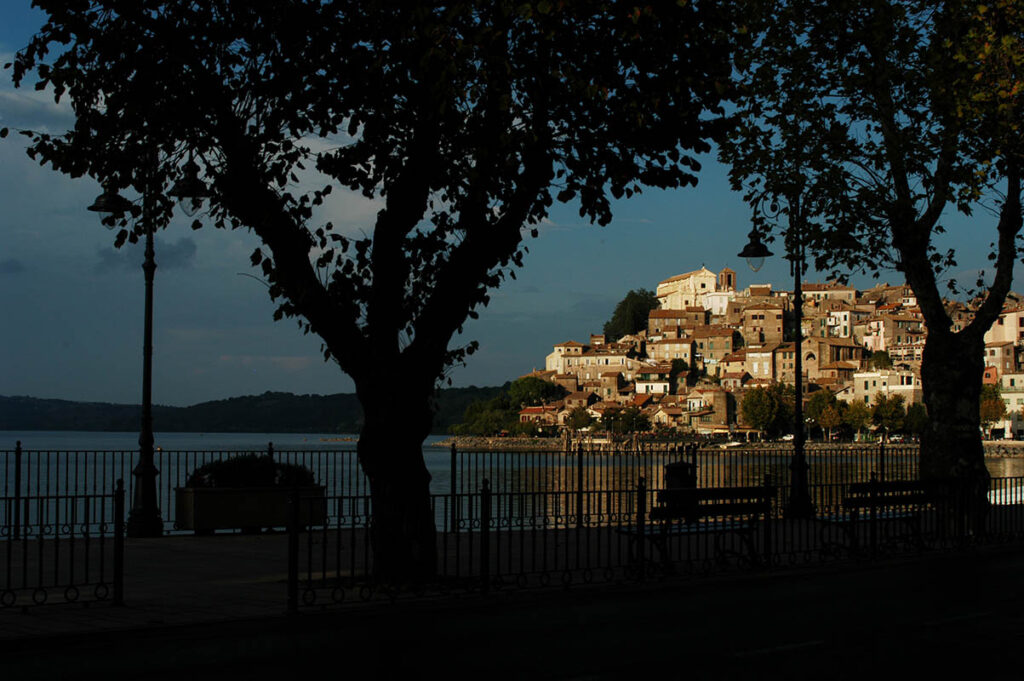 Il lungolago ad Anguillara, in provincia di Roma. Lo scatto è dell'agenzia Constrasto