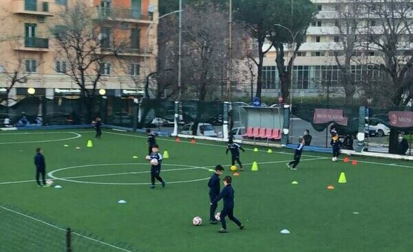 bambini si allenano nel campo della polisportiva G.Castello