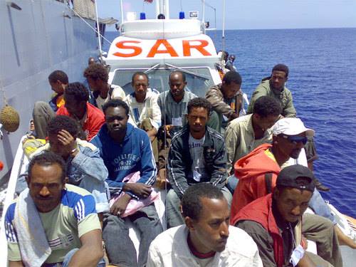 Profughi africani salvati in mare a bordo di una motovedetta