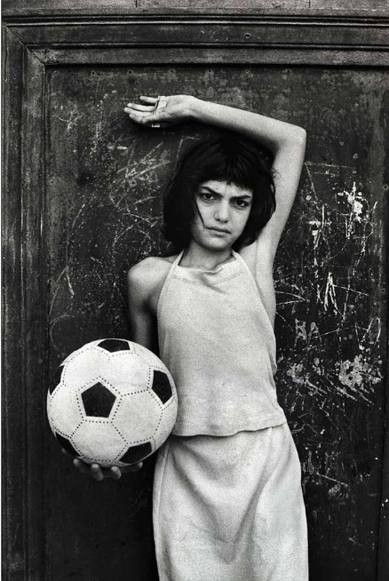 La bambina col pallone di Letizia Battaglia