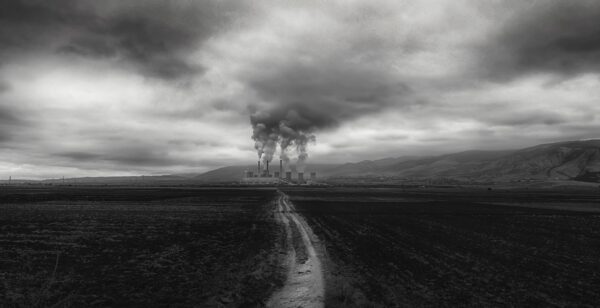 Foto in bianco e nero con ciminiere sullo sfondo