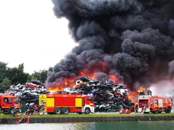 Un incendio in un deposito di macchine 