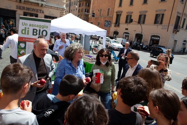 Il convegno "E' l'ora del bio" ha previsto anche un momento all'aperto, nel centro di Roma, per dialogare con i passanti sulle virtù del biologico