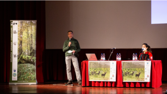 L’apertura del convegno nazionale del gruppo grandi carnivori del Cai moderato da Davide Berton, a sinistra, e Linda Campacci, a destra. (Foto: Alberto Perer)